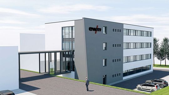 So soll das neue Verwaltungsgebäude der EWM AG nach seiner Fertigstellung aussehen: 80 Mitarbeiter sollen dann in dem nach neuesten Erkenntnissen in der Energie- und Gebäudetechnik ausgestatteten Bürokomplex einen Arbeitsplatz finden.