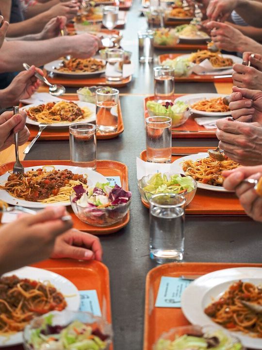 Knapp zwei Drittel der Unternehmen bieten ihren Mitarbeitern Verpflegung, beispielsweise in Form einer kostenlosen oder bezuschussten Kantine an.