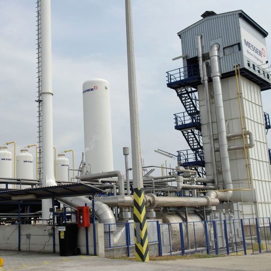In Anlagen wie dieser von Messer in Ungarn wird Wasserstoff hergestellt. Das Gas kommt beispielsweise beim Glühen von hochlegierten Stählen und Sinterteilen sowie bei Hydrierprozessen in der chemischen- und der Lebensmittelindustrie zum Einsatz. In Anlagen wie dieser von Messer in Ungarn wird Wasserstoff hergestellt. Das Gas kommt beispielsweise beim Glühen von hochlegierten Stählen und Sinterteilen sowie bei Hydrierprozessen in der chemischen- und der Lebensmittelindustrie zum Einsatz.