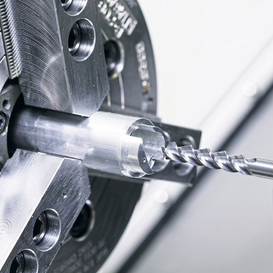 Zum Fräsen der Tasche zur Aufnahme des Akkus kommt der Horn-VHM-Fräser des DS-Aluprogramms mit 8 mm Durchmesser zum Einsatz. Zum Fräsen der Tasche zur Aufnahme des Akkus kommt der Horn-VHM-Fräser des DS-Aluprogramms mit 8 mm Durchmesser zum Einsatz.