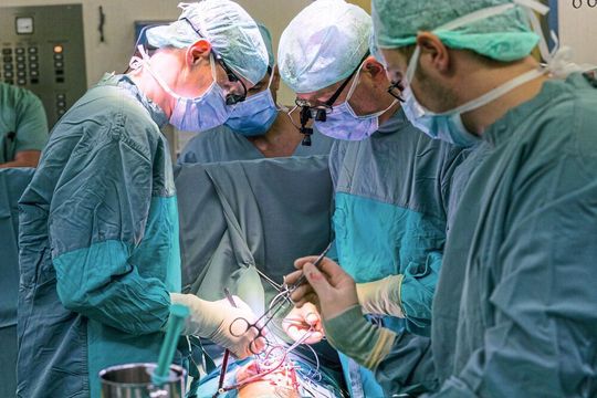 Kinderherz-OP: Der Einsatz von lebensrettenden Medizinprodukten wird durch die neue EU-Verordnung erschwert, so die Meinung des Nationalen Registers für angeborene Herzfehler e.V. Kinderherz-OP: Der Einsatz von lebensrettenden Medizinprodukten wird durch die neue EU-Verordnung erschwert, so die Meinung des Nationalen Registers für angeborene Herzfehler e.V.
