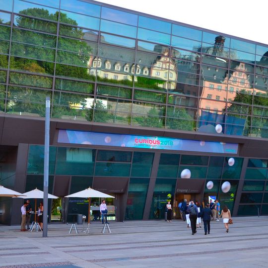 Vom 16. bis 18. Juli 2018 lud Merck erstmals zur Curious Konferenz ins Darmstadtium. Vom 16. bis 18. Juli 2018 lud Merck erstmals zur Curious Konferenz ins Darmstadtium.