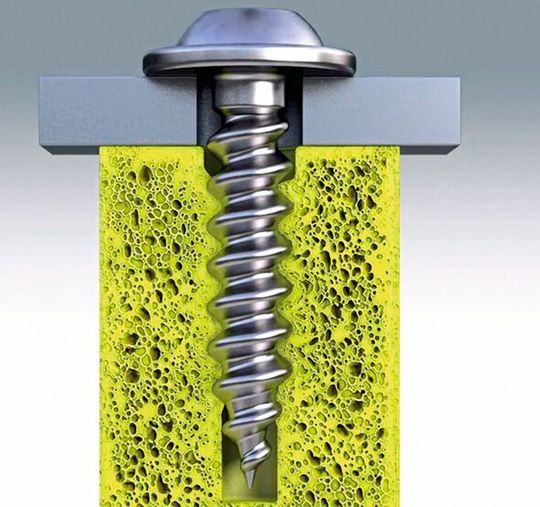 Mit der Ejot-Schraube des Typs Cell PT gelingt das materialschonende Fügen von Schaumstoffen per Gewindeprägeprozess, wobei das Randmaterial im Kernloch lediglich elastisch umformt wird, wie der Fakuma-Aussteller Ejot erklärt. Zu erleben ist die Cell PT in Halle B3 am Stand 3114. Mit der Ejot-Schraube des Typs Cell PT gelingt das materialschonende Fügen von Schaumstoffen per Gewindeprägeprozess, wobei das Randmaterial im Kernloch lediglich elastisch umformt wird, wie der Fakuma-Aussteller Ejot erklärt. Zu erleben ist die Cell PT in Halle B3 am Stand 3114.
