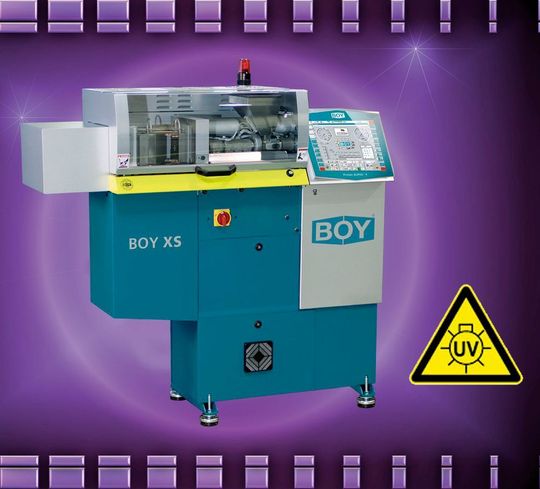 Auf der Deutschen Kautschuk-Tagung (DKT) in Nürnberg präsentierte BOY, wie es heißt, die Verarbeitung von Elastomeren und Silikonen auf zwei BOY-Spritzgießautomaten. Insbesondere die Anwendung auf der BOY XS mit UV-vernetzbarem Zweikomponenten-Flüssigsilikon (LSR) habe die Fachbesuchern in ihren Bann geschlagen. Auf der Deutschen Kautschuk-Tagung (DKT) in Nürnberg präsentierte BOY, wie es heißt, die Verarbeitung von Elastomeren und Silikonen auf zwei BOY-Spritzgießautomaten. Insbesondere die Anwendung auf der BOY XS mit UV-vernetzbarem Zweikomponenten-Flüssigsilikon (LSR) habe die Fachbesuchern in ihren Bann geschlagen.