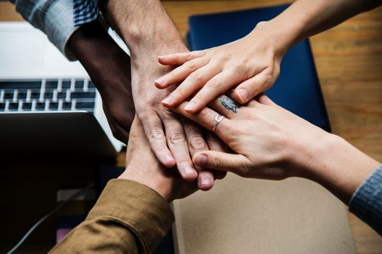 Menschen tragen maßgeblich dazu bei, dass Veränderungsprozesse in Unternehmen gelingen. Zwischenmenschliche Beziehungen sollten deshalb würdevoll gestaltet sein. Menschen tragen maßgeblich dazu bei, dass Veränderungsprozesse in Unternehmen gelingen. Zwischenmenschliche Beziehungen sollten deshalb würdevoll gestaltet sein.