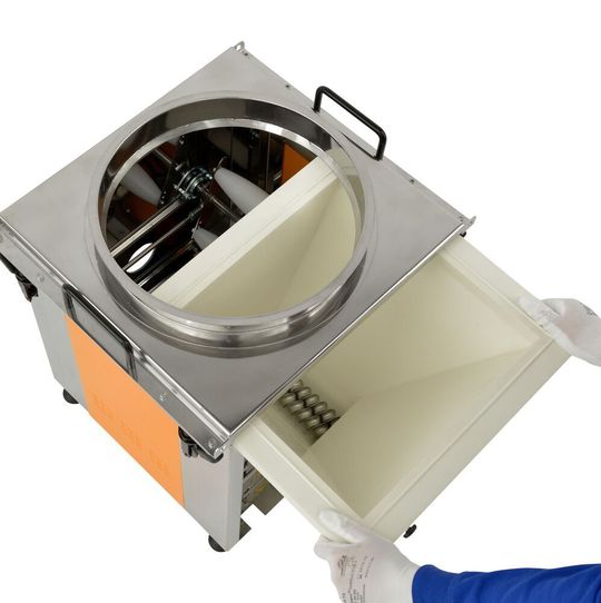 Spectroflex heißt ein modular aufgebautes Dosiersystem von Motan-Colortronic. Anwender könnten jetzt Flakes, Pulver, Granulat, Pellets oder Fasern volumetrisch aber auch gravimetrisch dosieren, denn zum bereits bestehenden Spectroflex V geselle sich nun das gravimetrisch arbeitende Spectroflex G, das die gleiche Systembasis nutze. Hier ein Blick auf ein praktisches Wechselmodul der Spectroflex-Geräte, das mit wenigen Handgriffen ausgetauscht werden könne. Spectroflex heißt ein modular aufgebautes Dosiersystem von Motan-Colortronic. Anwender könnten jetzt Flakes, Pulver, Granulat, Pellets oder Fasern volumetrisch aber auch gravimetrisch dosieren, denn zum bereits bestehenden Spectroflex V geselle sich nun das gravimetrisch arbeitende Spectroflex G, das die gleiche Systembasis nutze. Hier ein Blick auf ein praktisches Wechselmodul der Spectroflex-Geräte, das mit wenigen Handgriffen ausgetauscht werden könne.