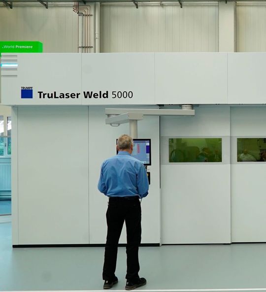 Die XXL-Ausführung der Trulaser Weld 5000 von Trumpf bearbeitet Teile bis maximal 4 m Länge, wie der Ditzinger Laserspezialist berichtet. Hier sieht man nur einen Ausschnitt der beeindruckenden Großanlage. Die XXL-Ausführung der Trulaser Weld 5000 von Trumpf bearbeitet Teile bis maximal 4 m Länge, wie der Ditzinger Laserspezialist berichtet. Hier sieht man nur einen Ausschnitt der beeindruckenden Großanlage.