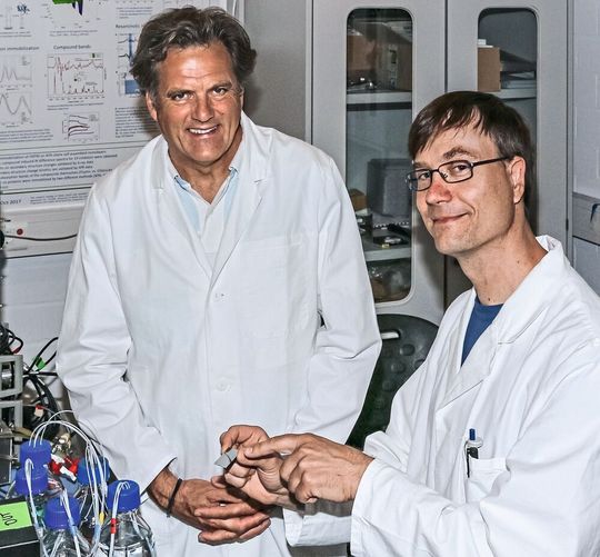 Klaus Gerwert (links) und Jörn Güldenhaupt entwickelten den Infrarotsensor. Klaus Gerwert (links) und Jörn Güldenhaupt entwickelten den Infrarotsensor.