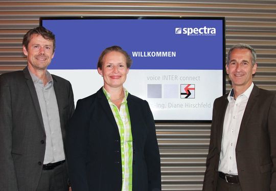 v.l. Jürgen Rauscher, Spectra, Diane Hirschfeld, Voice Inter Connect, und Klaus Rottmayr, Spectra, schließen eine strategische Partnerschaft. v.l. Jürgen Rauscher, Spectra, Diane Hirschfeld, Voice Inter Connect, und Klaus Rottmayr, Spectra, schließen eine strategische Partnerschaft.