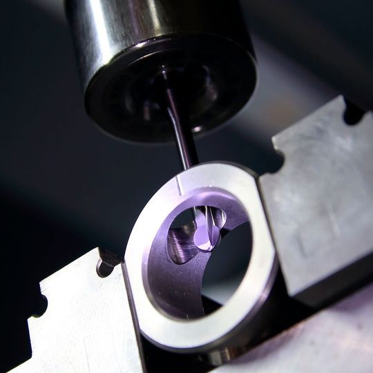 Der Xebec Back-Burr Cutter ist eine innovative Bohrungsentgratlösung, die seit Produkteinführung mehrfach weiterentwickelt wurde. Der Xebec Back-Burr Cutter ist eine innovative Bohrungsentgratlösung, die seit Produkteinführung mehrfach weiterentwickelt wurde.