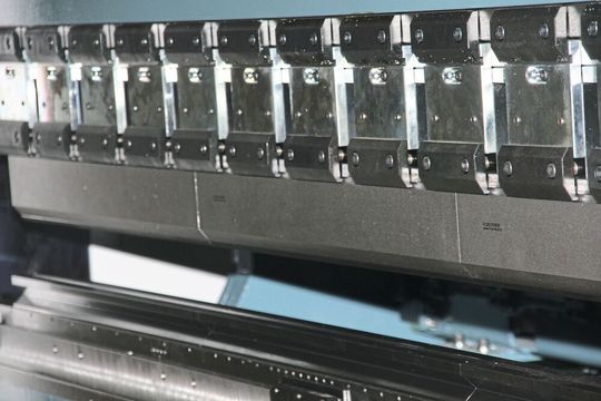 Das Abkanten oder Gesenkbiegen gehört zu den häufigsten Biegeverfahren in der Industrie.