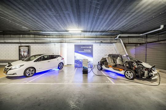 In der Johan Cruijff ArenA wurde der größte europäische Energiespeicher mit gebrauchten und neuen Elektrofahrzeugbatterien in einem Gewerbeobjekt in Betrieb genommen. In der Johan Cruijff ArenA wurde der größte europäische Energiespeicher mit gebrauchten und neuen Elektrofahrzeugbatterien in einem Gewerbeobjekt in Betrieb genommen.