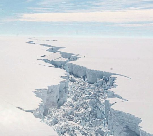 Ausbreitung eines Risses am Eisschelf Larsen C: Dieser Riss führte im vergangenen Jahr zum Abbruch eines Eisbergs mit der doppelten Fläche von Luxemburg – und warf die Frage auf, ob das Eisschelf bei steigenden Temperaturen stabil bleiben wird. Ausbreitung eines Risses am Eisschelf Larsen C: Dieser Riss führte im vergangenen Jahr zum Abbruch eines Eisbergs mit der doppelten Fläche von Luxemburg – und warf die Frage auf, ob das Eisschelf bei steigenden Temperaturen stabil bleiben wird.