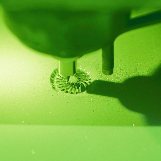 Bei der hybriden additiven Fertigung vereinen sich Selektives Lasersintern und High Speed Milling: Im Bild ist der Fräsprozess auf der Lumex Avance-25 bei Pi2 Process zu sehen. Bei der hybriden additiven Fertigung vereinen sich Selektives Lasersintern und High Speed Milling: Im Bild ist der Fräsprozess auf der Lumex Avance-25 bei Pi2 Process zu sehen.