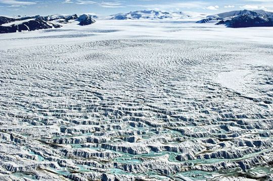 Das Eisschelf George VI bedeckt die Meerenge zwischen der englischen Küste im Süden der Antarktischen Halbinsel und der Alexanderinsel. Die aktuellen Studienergebnisse heben hervor, welch große Bedeutung George VI für die Regulierung des Inlandeises der südlichen Halbinsel und damit auch für den Anstieg des globalen Meeresspiegels hat.