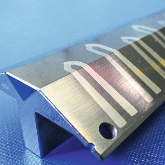 Siegelwerkzeug mit Dünnschichttemperatursensoren ermöglicht eine Inline-Qualitätssicherung beim Wärmekontaktfügen. Siegelwerkzeug mit Dünnschichttemperatursensoren ermöglicht eine Inline-Qualitätssicherung beim Wärmekontaktfügen.