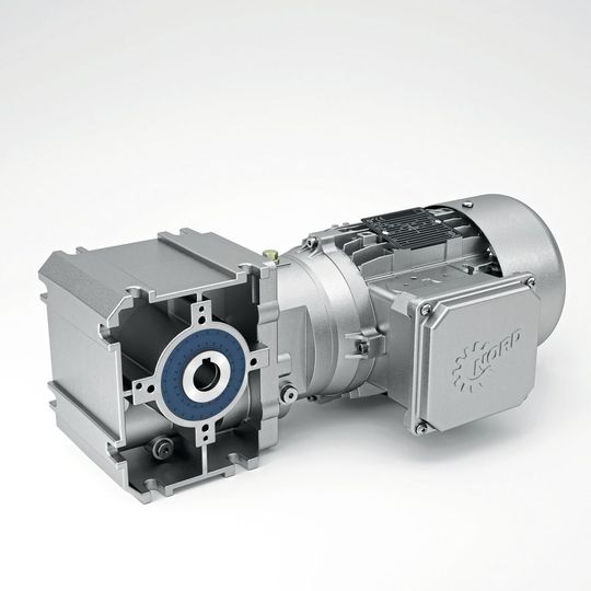 Mit dem SK 02040.1 hat Nord Drivesystems ein leistungsstarkes, leichtes und flexibles Stirnrad-Schneckengetriebe entwickelt. Mit dem SK 02040.1 hat Nord Drivesystems ein leistungsstarkes, leichtes und flexibles Stirnrad-Schneckengetriebe entwickelt.