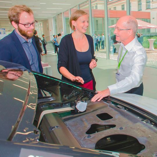 Fertig ist der zu 80 % aus Recyclingmaterialien bestehende Technologiedemonstrator – eine thermoplastische Sandwichstruktur, verstärkt mit recycelten Carbonfasern, wie die Experten des Institut für Leichtbau und Kunststofftechnik der TU-Dresden berichten. Schon bei der Konzeption und der Teileauslegung im Rahmen des „Relei“-Projekts habe man den Einsatz von thermoplastischem Regenerat und recycelter Carbonfasern konsequent berücksichtigt; bis hin zu dessen eigener nachhaltiger Entsorgung. Fertig ist der zu 80 % aus Recyclingmaterialien bestehende Technologiedemonstrator – eine thermoplastische Sandwichstruktur, verstärkt mit recycelten Carbonfasern, wie die Experten des Institut für Leichtbau und Kunststofftechnik der TU-Dresden berichten. Schon bei der Konzeption und der Teileauslegung im Rahmen des „Relei“-Projekts habe man den Einsatz von thermoplastischem Regenerat und recycelter Carbonfasern konsequent berücksichtigt; bis hin zu dessen eigener nachhaltiger Entsorgung.