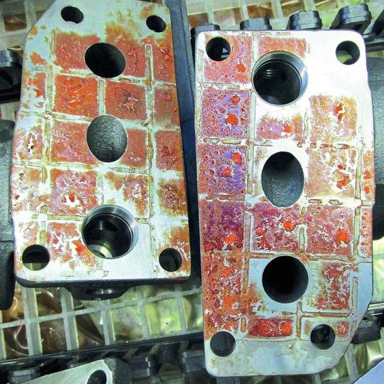 Rostige Oberflächen: Zeigen Komponenten Zeichen von Korrosion, heißt es schnell handeln. Rostige Oberflächen: Zeigen Komponenten Zeichen von Korrosion, heißt es schnell handeln.