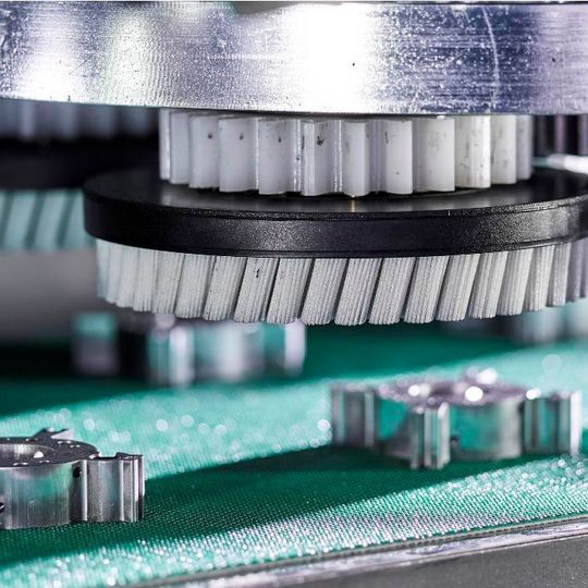 Die planetaren Bürsten werden mittels Zahnräder ohne zusätzliches Getriebe direkt über das zentrale Aggregat angetrieben. Die planetaren Bürsten werden mittels Zahnräder ohne zusätzliches Getriebe direkt über das zentrale Aggregat angetrieben.