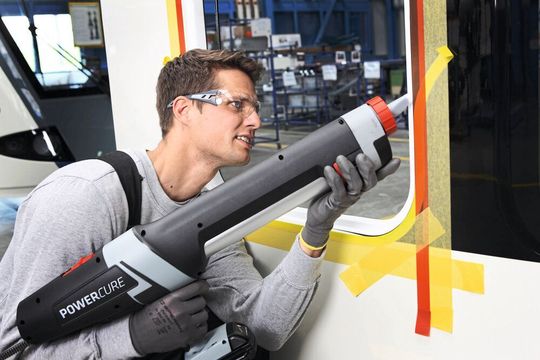 Der Klebstoff Sikaflex-268-Power-Cure ist witterungsbeständig und daher für die Herstellung von Sichtfugen geeignet.