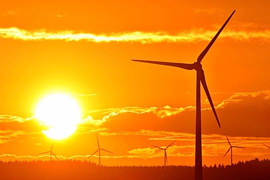 Mobilfunk für die Energiewende: 5G soll dafür sorgen, dass regenerative Energie bedarfsgerecht gespeichert und verteilt werden kann. Mobilfunk für die Energiewende: 5G soll dafür sorgen, dass regenerative Energie bedarfsgerecht gespeichert und verteilt werden kann.