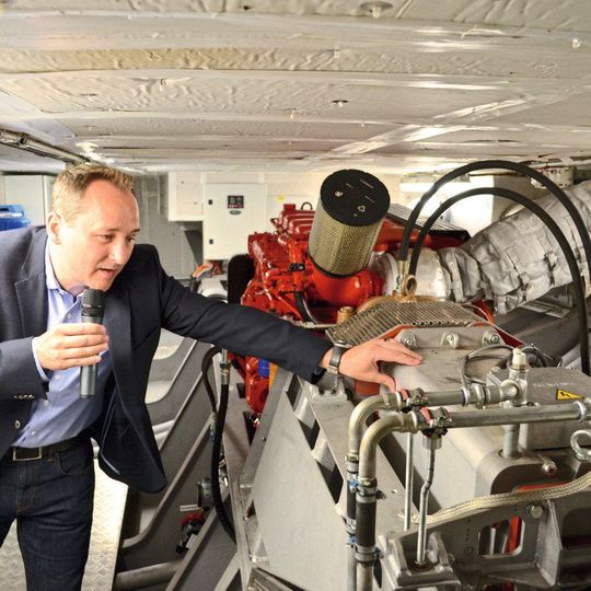 Das Herzstück der MS Diamant. Der Diesel in Rot hinten sowie der Generator von Siemens. Martin Einsiedler, Leiter Schiffsentwurf & Engineering bei Shiptec AG, führte mit Herzblut durch das Schiff. Das Herzstück der MS Diamant. Der Diesel in Rot hinten sowie der Generator von Siemens. Martin Einsiedler, Leiter Schiffsentwurf & Engineering bei Shiptec AG, führte mit Herzblut durch das Schiff.