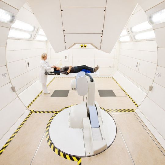 Erwünschte Strahlenschäden: Bei der Therapie von Krebserkrankungen wie im Heidelberger Ionenstrahl-Therapiezentrum soll ionisierende Strahlung in Tumorzellen möglichst zerstörerische Wirkung entfalten, im gesunden Gewebe jedoch nicht. ... Erwünschte Strahlenschäden: Bei der Therapie von Krebserkrankungen wie im Heidelberger Ionenstrahl-Therapiezentrum soll ionisierende Strahlung in Tumorzellen möglichst zerstörerische Wirkung entfalten, im gesunden Gewebe jedoch nicht. ...