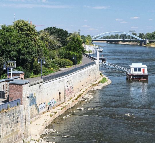 Elbufer bei Niedrigwasser am 24. Juli 2018. Pegelanzeige in der Nähe der Magdeburger Strombrücke. Elbufer bei Niedrigwasser am 24. Juli 2018. Pegelanzeige in der Nähe der Magdeburger Strombrücke.