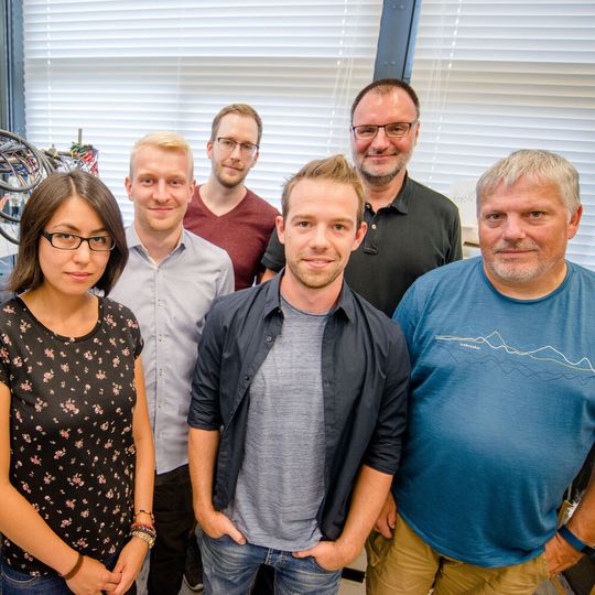 Das Bochumer Team: Dulce Morales, Steffen Cychy, Stefan Barwe, Dennis Hiltrop, Martin Muhler und Wolfgang Schuhmann (v.l.n.r.) Das Bochumer Team: Dulce Morales, Steffen Cychy, Stefan Barwe, Dennis Hiltrop, Martin Muhler und Wolfgang Schuhmann (v.l.n.r.)