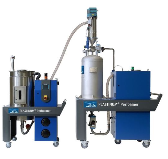 Serienreife erreicht! Die Fertigungszelle „Plastinum Perfoamer“ ermöglicht es, dass das nötige Prozessequipment für Lindes neuartiges Verfahren Plastinum Foam Injection Moulding problemlos in vorhandene Spritzgussanlagen integriert werden kann. Linde, Protec und das KIMW zeigen Anwendungsbeispiele im Rahmen ihres Fakuma-Auftrittes. Mit diesem System könne man den Schaumspritzguss produktiver und die damit produzierten Teile hochwertiger machen, wie der Aussteller Linde betont. Serienreife erreicht! Die Fertigungszelle „Plastinum Perfoamer“ ermöglicht es, dass das nötige Prozessequipment für Lindes neuartiges Verfahren Plastinum Foam Injection Moulding problemlos in vorhandene Spritzgussanlagen integriert werden kann. Linde, Protec und das KIMW zeigen Anwendungsbeispiele im Rahmen ihres Fakuma-Auftrittes. Mit diesem System könne man den Schaumspritzguss produktiver und die damit produzierten Teile hochwertiger machen, wie der Aussteller Linde betont.