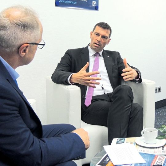 Covestro-CEO Dr. Markus Steilemann (rechts) auf der Achema - im Gespräch mit Process-Chefredakteur Gerd Kielburger. Covestro-CEO Dr. Markus Steilemann (rechts) auf der Achema - im Gespräch mit Process-Chefredakteur Gerd Kielburger.
