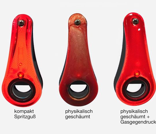 Mit Protecs „Somos Perfoamer“ und einer Engel-e-victory-310/80-Spritzgießmaschine schäumt Protec auf der Fakuma diese Flaschenöffner. Von links nach rechts vergleicht das Bild verschieden Herstellungsmethoden. Ganz rechts das Ergebnis mit dem Perfoamer-System. Stand 3119 in Halle B3 Mit Protecs „Somos Perfoamer“ und einer Engel-e-victory-310/80-Spritzgießmaschine schäumt Protec auf der Fakuma diese Flaschenöffner. Von links nach rechts vergleicht das Bild verschieden Herstellungsmethoden. Ganz rechts das Ergebnis mit dem Perfoamer-System. Stand 3119 in Halle B3