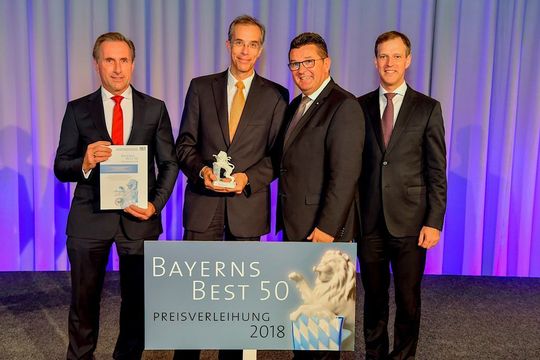 Elektronikfertigung: CFO Dr. Andree Metzger und CEO Dr. Ralf Hasler (v.l.n.r.) bei der Preisverleihung Bayerns Best50 im Schloss Schleißheim. Elektronikfertigung: CFO Dr. Andree Metzger und CEO Dr. Ralf Hasler (v.l.n.r.) bei der Preisverleihung Bayerns Best50 im Schloss Schleißheim.