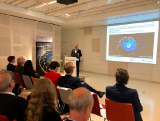 Prof. Thomas Bauernhansl, Institutsleiter Fraunhofer IPA, stellte auf der Konferenz „Biointelligenz – Eine neue Perspektive für nachhaltige Wertschöpfung“ am 27. Juni 2018 im Fraunhofer- Forum in Berlin Ergebnisse der Voruntersuchung zur Biologischen Transformation industrieller Wertschöpfung vor. Prof. Thomas Bauernhansl, Institutsleiter Fraunhofer IPA, stellte auf der Konferenz „Biointelligenz – Eine neue Perspektive für nachhaltige Wertschöpfung“ am 27. Juni 2018 im Fraunhofer- Forum in Berlin Ergebnisse der Voruntersuchung zur Biologischen Transformation industrieller Wertschöpfung vor.