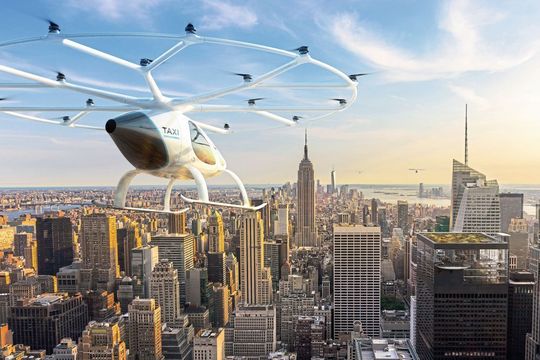 Nicht nur Airbus und Boeing, auch unabhängige Startups entwickeln kompakte Lufttaxis. Das Karlsruher Unternehmen Volocopter ist am weitesten und hat bereits die Zulassung für bemannte Flüge erhalten. Nicht nur Airbus und Boeing, auch unabhängige Startups entwickeln kompakte Lufttaxis. Das Karlsruher Unternehmen Volocopter ist am weitesten und hat bereits die Zulassung für bemannte Flüge erhalten.