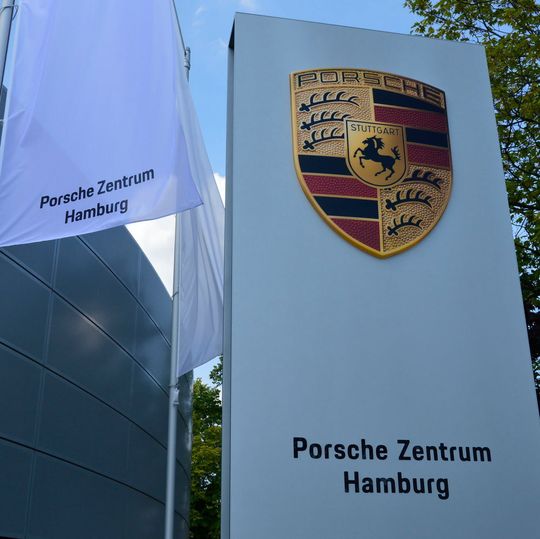 Nach mehr als vier Jahren Planungs- und Bauzeit ist die Porsche-Niederlassung Hamburg am Donnerstag eröffnet worden. Nach mehr als vier Jahren Planungs- und Bauzeit ist die Porsche-Niederlassung Hamburg am Donnerstag eröffnet worden.