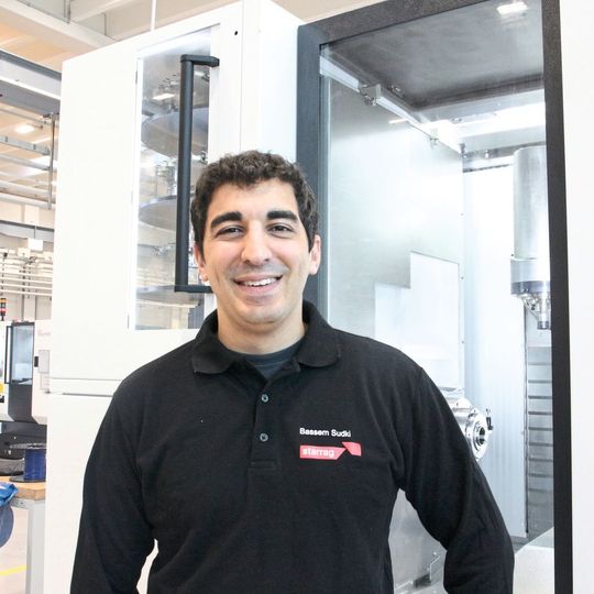 «Mit der Bumotec s181 lassen sich komplexe Bauteile aus Stangenmaterial bis zu einem Durchmesser von 32 mm bearbeiten. Die s181 eignet sich besonders für die Produktion von Uhrenkomponenten, chirurgischen Instrumenten, medizinischen Implantaten und von komplexer Mikromechanik.» Bassem Sudki, Projektingenieur bei der Starrag Vuadens SA «Mit der Bumotec s181 lassen sich komplexe Bauteile aus Stangenmaterial bis zu einem Durchmesser von 32 mm bearbeiten. Die s181 eignet sich besonders für die Produktion von Uhrenkomponenten, chirurgischen Instrumenten, medizinischen Implantaten und von komplexer Mikromechanik.» Bassem Sudki, Projektingenieur bei der Starrag Vuadens SA