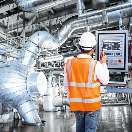 Damit alle Servicemitarbeiter effektiv mit dem Instandhaltungstool umgehen können, werden sie umfassend geschult. Damit alle Servicemitarbeiter effektiv mit dem Instandhaltungstool umgehen können, werden sie umfassend geschult.