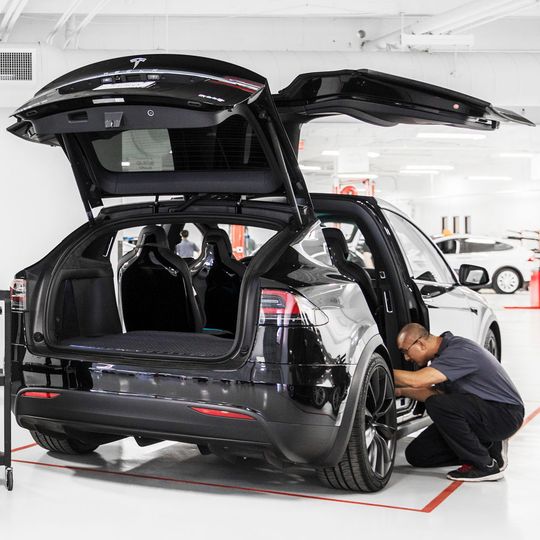 Tesla setzt in Europa auf ein relativ spärliches Service-Netz. Tesla setzt in Europa auf ein relativ spärliches Service-Netz.