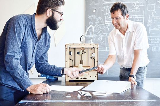Dr. A. Blatter, directeur R&D du PX Group, en pleine discussion avec J. Graber, vice-président du FabLab La Chaux-de-Fonds. Dr. A. Blatter, directeur R&D du PX Group, en pleine discussion avec J. Graber, vice-président du FabLab La Chaux-de-Fonds.