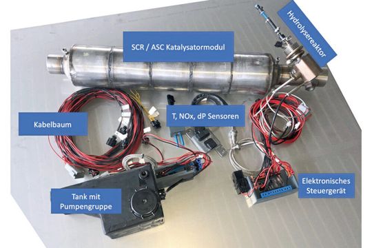 Das Bild zeigt die SCR-Nachrüstanlage von Dr. Pley mit den Vorserienkomponenten. Das Bild zeigt die SCR-Nachrüstanlage von Dr. Pley mit den Vorserienkomponenten.