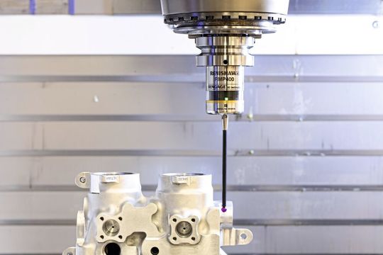 Der neue Messtaster RMP400 von Renishaw für Werkzeugmaschinen wurde für kleine 5-Achsen-Werkzeugmaschinen entwickelt. Der neue Messtaster RMP400 von Renishaw für Werkzeugmaschinen wurde für kleine 5-Achsen-Werkzeugmaschinen entwickelt.