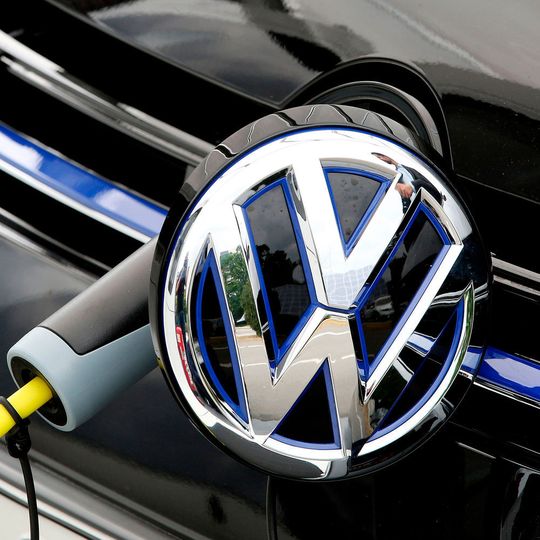 Volkswagen droht wegen der Verwendung eines von Zulieferern gefertigten Bauteils mit Cadmium-Spuren der Rückruf von 124.000 Elektro- und Hybridautos der Marken Volkswagen, Audi und Porsche. Volkswagen droht wegen der Verwendung eines von Zulieferern gefertigten Bauteils mit Cadmium-Spuren der Rückruf von 124.000 Elektro- und Hybridautos der Marken Volkswagen, Audi und Porsche.