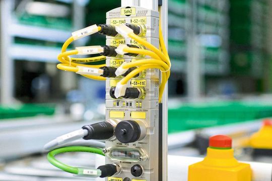 Murrelektronik bietet mit dem Feldbusmodul MVK Metall Safety eine Lösung für sicherheitstechnische Installationen. Murrelektronik bietet mit dem Feldbusmodul MVK Metall Safety eine Lösung für sicherheitstechnische Installationen.