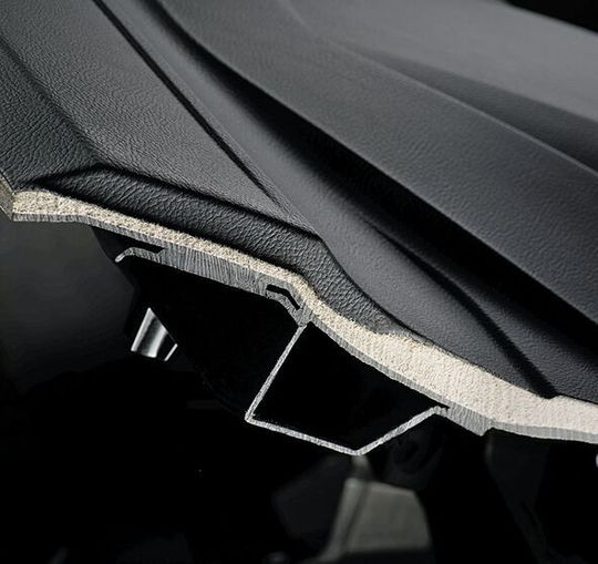 Mit dem PUR-Material Elastoflex E von BASF komme jetzt ein innovativer Schaumstoff auf den Markt, der für dünne und leichte Instrumententafeln im Fahrzeugsektor prädestiniert sei. Mit dem PUR-Material Elastoflex E von BASF komme jetzt ein innovativer Schaumstoff auf den Markt, der für dünne und leichte Instrumententafeln im Fahrzeugsektor prädestiniert sei.