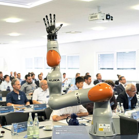 Die Fachvorträge rund um das Thema „Mensch-Roboter-Kollaboration erfolgreich im Unternehmen einführen“ ermöglichten beim Schunk Anwender- und Technologiedialog einen umfassenden Überblick über Trends, Normen und aktuelle Technologien. Die Fachvorträge rund um das Thema „Mensch-Roboter-Kollaboration erfolgreich im Unternehmen einführen“ ermöglichten beim Schunk Anwender- und Technologiedialog einen umfassenden Überblick über Trends, Normen und aktuelle Technologien.