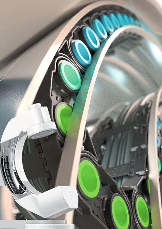Das Lokchain-Prinzip: Automatisch ausfahrbare Bolzen (blau) halten die Lokchain fest in der Führungsrinne. Klappt das Kettenglied in den Radius, so fährt der Bolzen automatisch ein (grün) und gibt die Kette frei. Aufgrund ihrer Flexibilität kann die E-Kette z.B. in einem C-Bogen-Röntgengerät eingesetzt werden. Das Lokchain-Prinzip: Automatisch ausfahrbare Bolzen (blau) halten die Lokchain fest in der Führungsrinne. Klappt das Kettenglied in den Radius, so fährt der Bolzen automatisch ein (grün) und gibt die Kette frei. Aufgrund ihrer Flexibilität kann die E-Kette z.B. in einem C-Bogen-Röntgengerät eingesetzt werden.