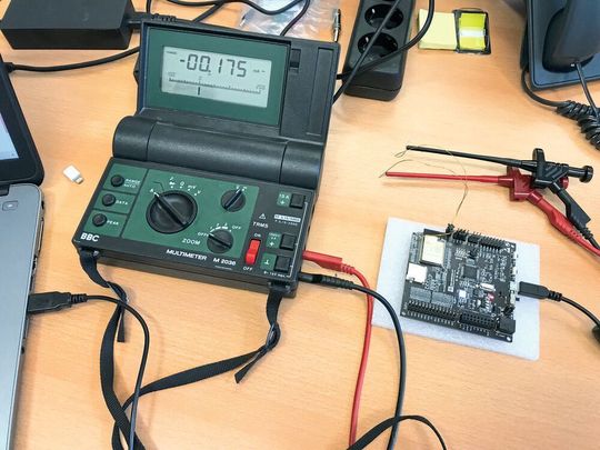Testaufbau: Unter realitätsnahen Betriebsbedingungen kommt das komplette Funktionsmodul im Idle-Modus mit lediglich 175 Mikroampere aus. Testaufbau: Unter realitätsnahen Betriebsbedingungen kommt das komplette Funktionsmodul im Idle-Modus mit lediglich 175 Mikroampere aus.