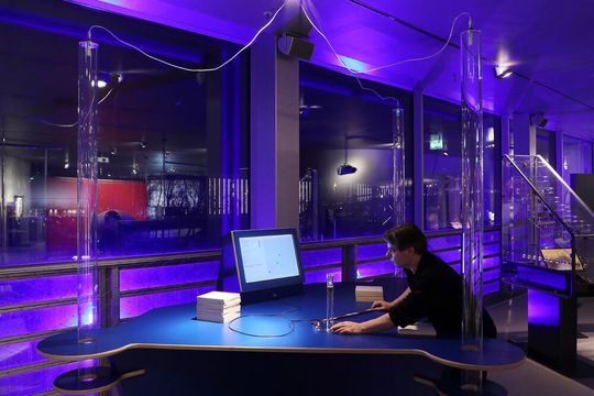 Wissenschaflter haben mithilfe von Ultra-Breitbandsignalen eine Möglichkeit entwickelt, mobile Geräte innerhalb von Gebäude zu orten und zu navigieren. Wissenschaflter haben mithilfe von Ultra-Breitbandsignalen eine Möglichkeit entwickelt, mobile Geräte innerhalb von Gebäude zu orten und zu navigieren.